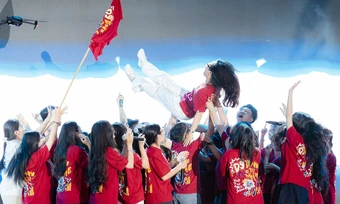 Học trò bùng nổ, nâng bổng cô giáo trong lễ trưởng thành