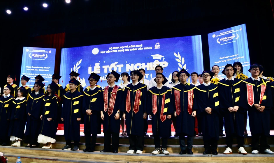 Học viện Công nghệ Bưu chính Viễn thông trao bằng tốt nghiệp cho tân tiến sĩ, thạc sĩ và kỹ sư Học viện Công nghệ Bưu chính Viễn thông trao bằng tốt nghiệp cho tân tiến sĩ, thạc sĩ và kỹ sư