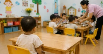 Hơn 1 tháng quên cho bé 2 tuổi ăn tối, nhà trường nói do "đứt gãy thông tin"