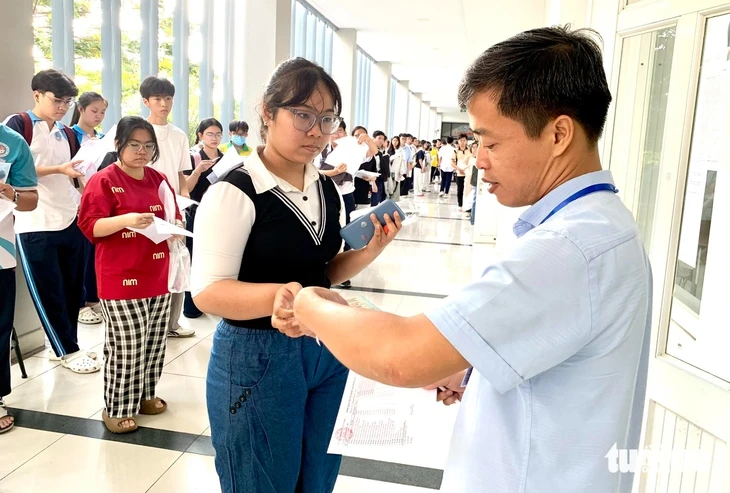 Hơn 135.000 thí sinh bắt đầu kỳ thi đánh giá năng lực lớn nhất nước Hơn 135.000 thí sinh bắt đầu kỳ thi đánh giá năng lực lớn nhất nước