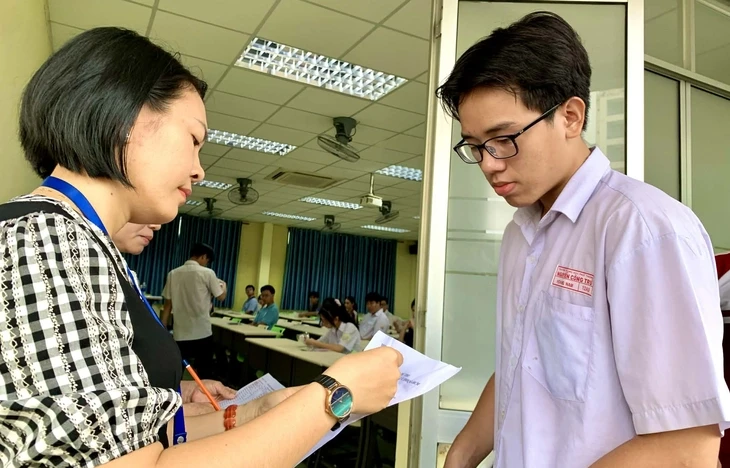 Hơn 135.000 thí sinh bắt đầu kỳ thi đánh giá năng lực lớn nhất nước Hơn 135.000 thí sinh bắt đầu kỳ thi đánh giá năng lực lớn nhất nước