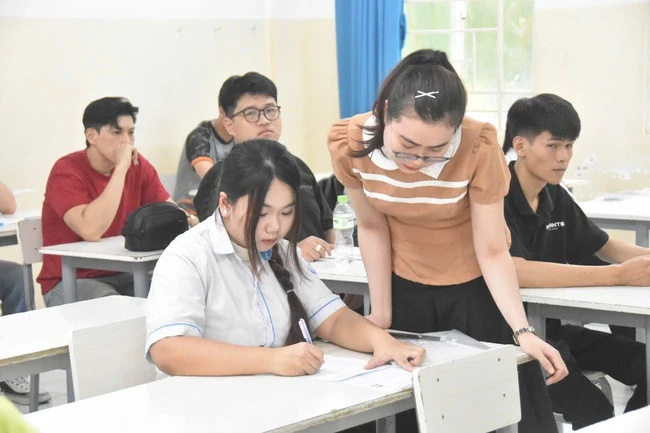 Hơn 142.000 thí sinh TPHCM bắt đầu làm thủ tục dự thi tốt nghiệp THPT Hơn 142.000 thí sinh TPHCM bắt đầu làm thủ tục dự thi tốt nghiệp THPT