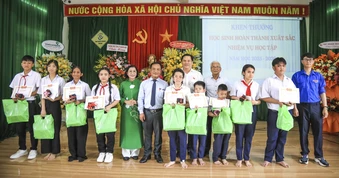 Hơn 2,5 tỉ đồng tiếp sức Trung tâm Nuôi dạy trẻ khuyết tật Võ Hồng Sơn