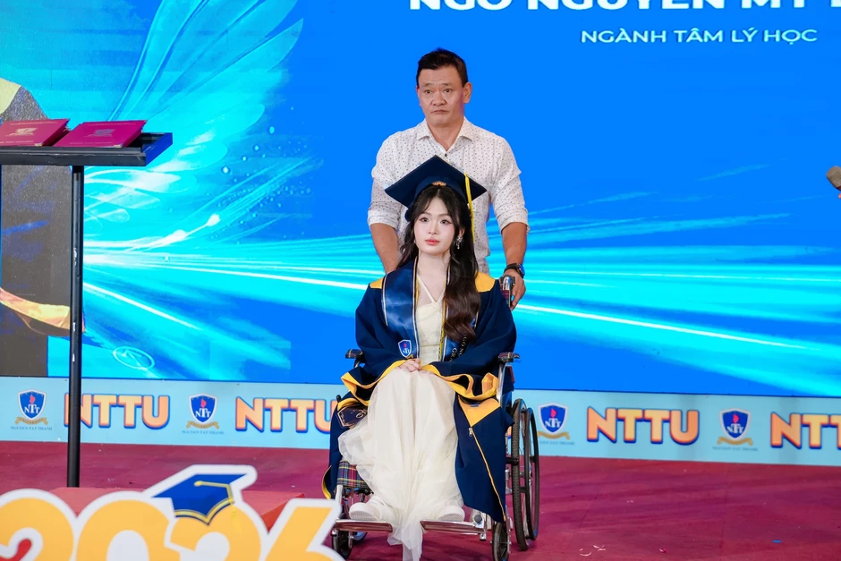 Hơn 2 thập kỷ làm 'đôi chân' cho con gái, ngày tốt nghiệp cha con cùng nhận bằng Hơn 2 thập kỷ làm 'đôi chân' cho con gái, ngày tốt nghiệp cha con cùng nhận bằng