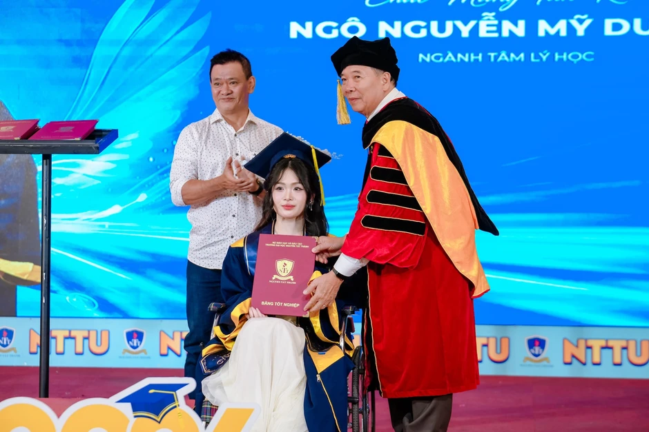 Hơn 2 thập kỷ làm 'đôi chân' cho con gái, ngày tốt nghiệp cha con cùng nhận bằng Hơn 2 thập kỷ làm 'đôi chân' cho con gái, ngày tốt nghiệp cha con cùng nhận bằng