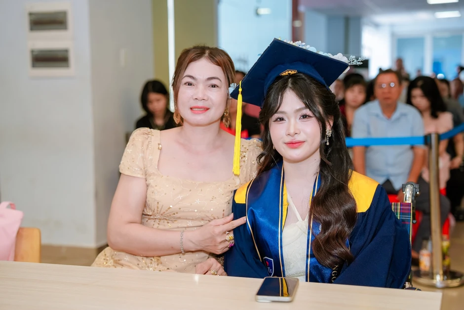 Hơn 2 thập kỷ làm 'đôi chân' cho con gái, ngày tốt nghiệp cha con cùng nhận bằng Hơn 2 thập kỷ làm 'đôi chân' cho con gái, ngày tốt nghiệp cha con cùng nhận bằng