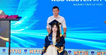 Hơn 2 thập kỷ làm 'đôi chân' cho con gái, ngày tốt nghiệp cha con cùng nhận bằng