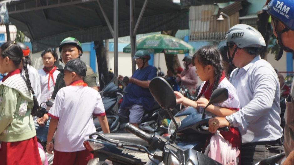 Hơn 200 học sinh trường Bình Quới Tây vẫn nghỉ học sau sự cố nghi ngộ độc Hơn 200 học sinh trường Bình Quới Tây vẫn nghỉ học sau sự cố nghi ngộ độc