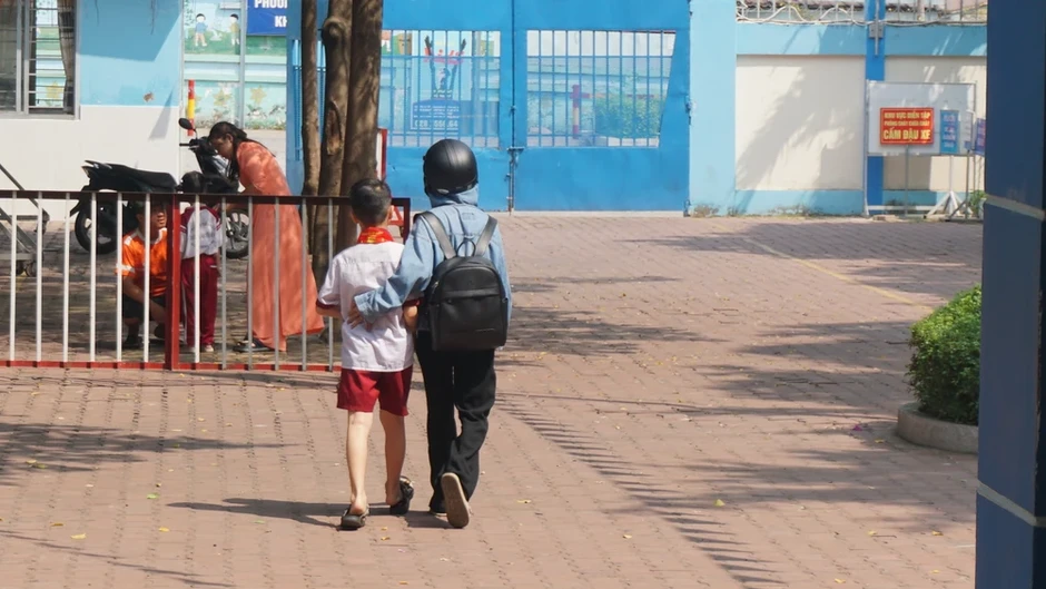 Hơn 200 học sinh trường Bình Quới Tây vẫn nghỉ học sau sự cố nghi ngộ độc Hơn 200 học sinh trường Bình Quới Tây vẫn nghỉ học sau sự cố nghi ngộ độc