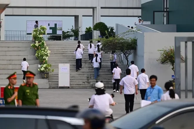 Hơn 300 thí sinh Tuyên Quang bước vào Kỳ thi lại tốt nghiệp THPT năm 2026 Hơn 300 thí sinh Tuyên Quang bước vào Kỳ thi lại tốt nghiệp THPT năm 2026