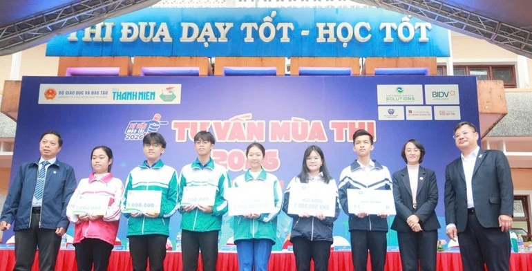 Hơn 3.000 học sinh lớp 12 ở Quảng Trị được tiếp nhận nhiều thông tin bổ ích về tuyển sinh Hơn 3.000 học sinh lớp 12 ở Quảng Trị được tiếp nhận nhiều thông tin bổ ích về tuyển sinh