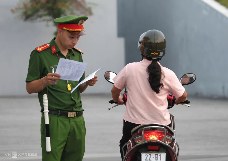 Hơn 320 thí sinh chuyên Tuyên Quang thi lại môn đầu tiên Hơn 320 thí sinh chuyên Tuyên Quang thi lại môn đầu tiên