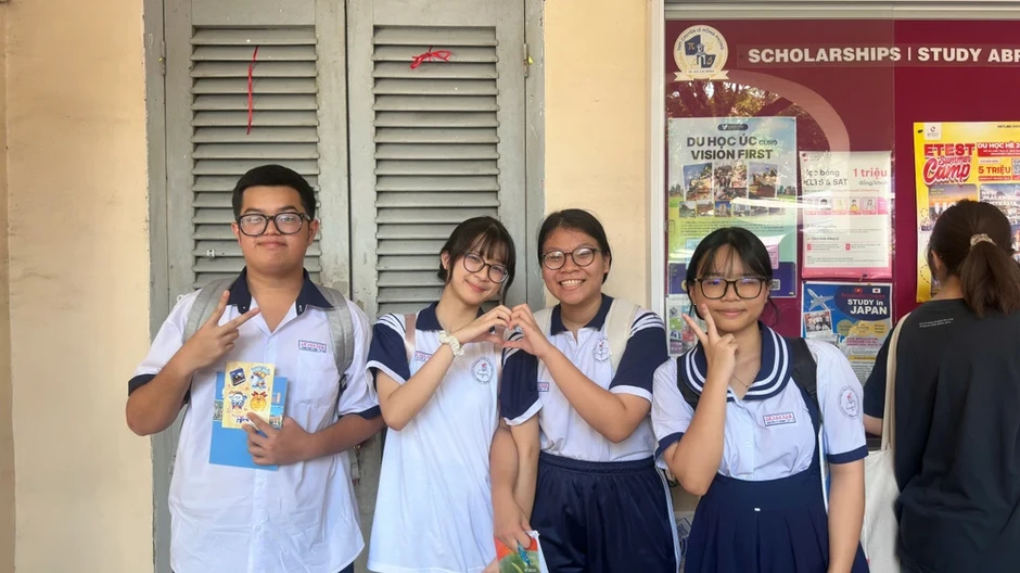 Hơn 3.500 học sinh, phụ huynh dự ngày hội tư vấn tuyển sinh tại Trường chuyên Lê Hồng Phong Hơn 3.500 học sinh, phụ huynh dự ngày hội tư vấn tuyển sinh tại Trường chuyên Lê Hồng Phong