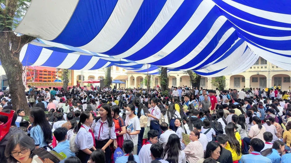 Hơn 3.500 học sinh, phụ huynh dự ngày hội tư vấn tuyển sinh tại Trường chuyên Lê Hồng Phong Hơn 3.500 học sinh, phụ huynh dự ngày hội tư vấn tuyển sinh tại Trường chuyên Lê Hồng Phong