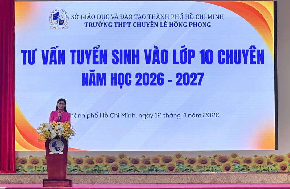 Hơn 3.500 học sinh, phụ huynh dự ngày hội tư vấn tuyển sinh tại Trường chuyên Lê Hồng Phong Hơn 3.500 học sinh, phụ huynh dự ngày hội tư vấn tuyển sinh tại Trường chuyên Lê Hồng Phong