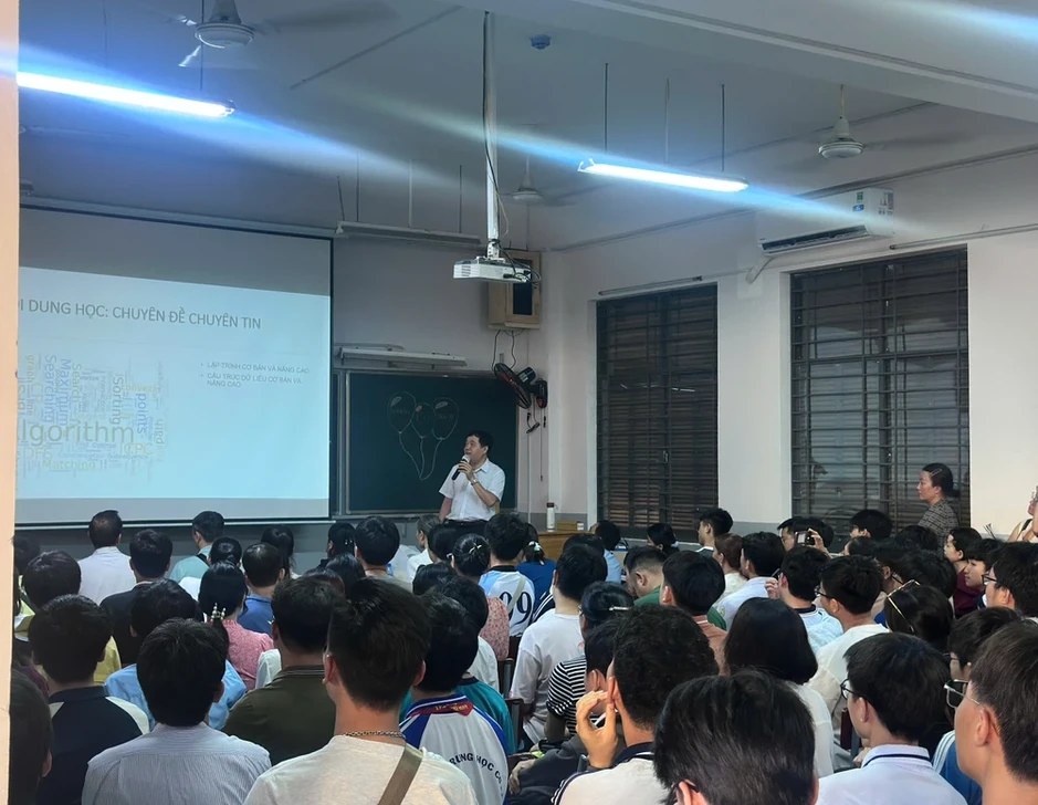Hơn 3.500 học sinh, phụ huynh dự ngày hội tư vấn tuyển sinh tại Trường chuyên Lê Hồng Phong Hơn 3.500 học sinh, phụ huynh dự ngày hội tư vấn tuyển sinh tại Trường chuyên Lê Hồng Phong