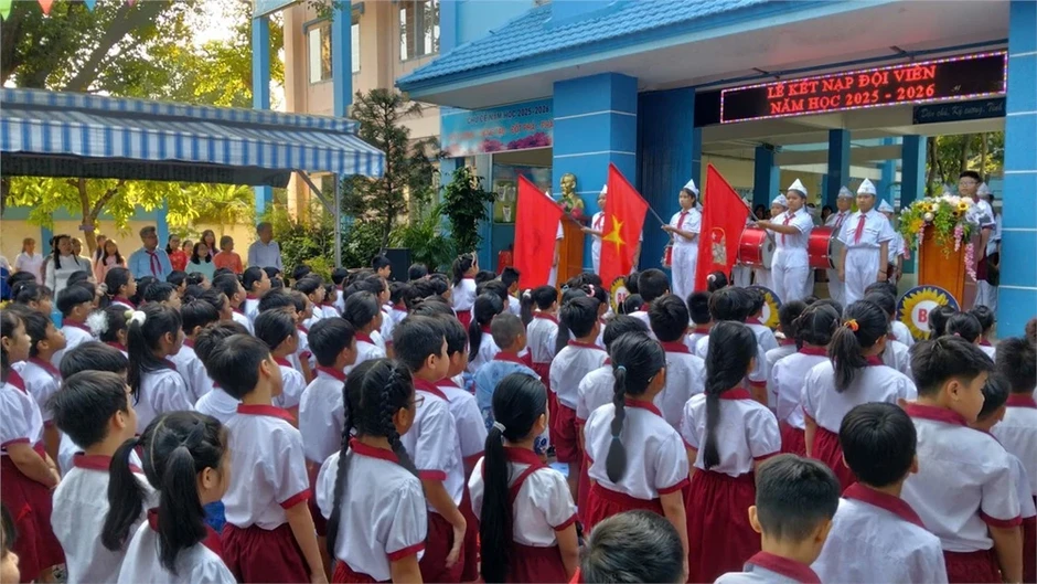 Hơn 40 học sinh tiểu học bị sốt, mệt mỏi: Trường tạm dừng bán trú Hơn 40 học sinh tiểu học bị sốt, mệt mỏi: Trường tạm dừng bán trú