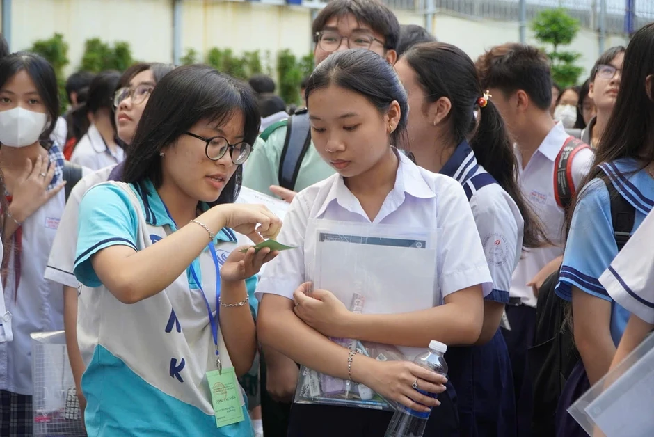 Hơn 4.700 thí sinh tranh suất vào lớp 10 Trường Phổ thông Năng khiếu Hơn 4.700 thí sinh tranh suất vào lớp 10 Trường Phổ thông Năng khiếu