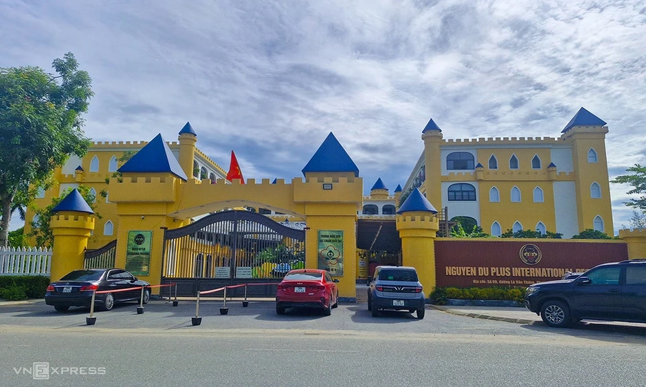 Hơn 50 giáo viên bỏ dạy vì 'lương không đủ sống' quay lại trường Hơn 50 giáo viên bỏ dạy vì 'lương không đủ sống' quay lại trường