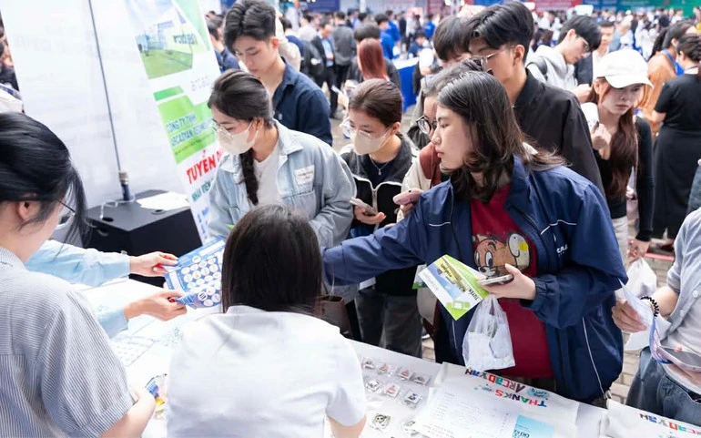 Hơn 5.000 cơ hội việc làm và thực tập cho sinh viên tại Ngày hội Phenikaa Career Fair 2026 Hơn 5.000 cơ hội việc làm và thực tập cho sinh viên tại Ngày hội Phenikaa Career Fair 2026