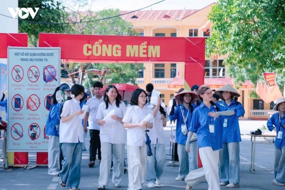 Hơn 50.400 thí sinh ở Bắc Ninh thi tuyển sinh lớp 10 trong nắng nóng gay gắt Hơn 50.400 thí sinh ở Bắc Ninh thi tuyển sinh lớp 10 trong nắng nóng gay gắt
