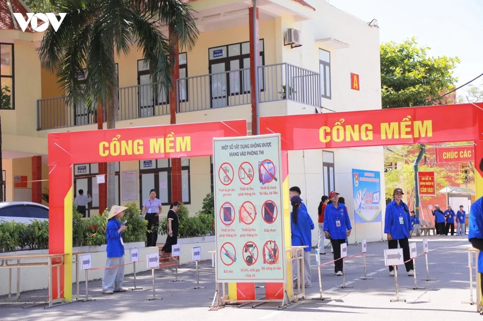 Hơn 50.400 thí sinh ở Bắc Ninh thi tuyển sinh lớp 10 trong nắng nóng gay gắt Hơn 50.400 thí sinh ở Bắc Ninh thi tuyển sinh lớp 10 trong nắng nóng gay gắt