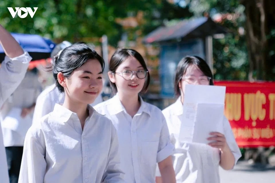 Hơn 50.400 thí sinh ở Bắc Ninh thi tuyển sinh lớp 10 trong nắng nóng gay gắt Hơn 50.400 thí sinh ở Bắc Ninh thi tuyển sinh lớp 10 trong nắng nóng gay gắt