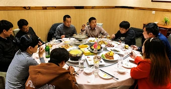 Họp lớp, lớp trưởng yêu cầu mỗi người đóng 11,5 triệu đồng, một người rời nhóm chat: Ngày gặp mặt lộ ra sự thật khác