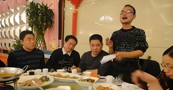 Họp lớp, người đàn ông chủ động thanh toán hóa đơn, kết quả suýt bị bạn cũ block, còn phải làm kiểm điểm ngay tại nhà hàng