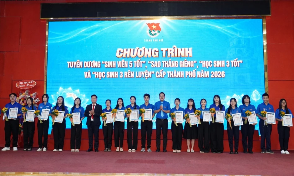 Huế vinh danh 88 học sinh, sinh viên tiêu biểu Huế vinh danh 88 học sinh, sinh viên tiêu biểu