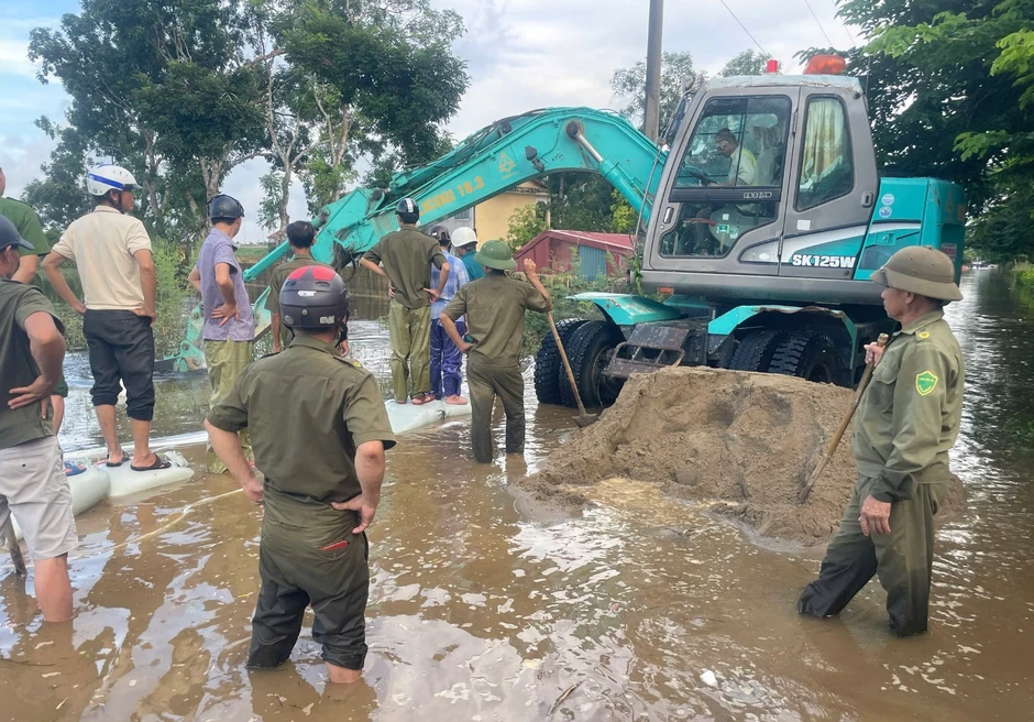 Huy động hàng trăm người đắp bờ bao, bơm hút nước lũ để học sinh trở lại trường Huy động hàng trăm người đắp bờ bao, bơm hút nước lũ để học sinh trở lại trường