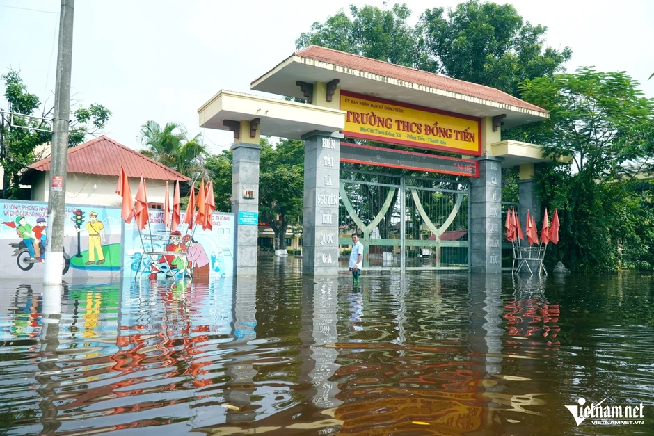 Huy động hàng trăm người đắp bờ bao, bơm hút nước lũ để học sinh trở lại trường Huy động hàng trăm người đắp bờ bao, bơm hút nước lũ để học sinh trở lại trường