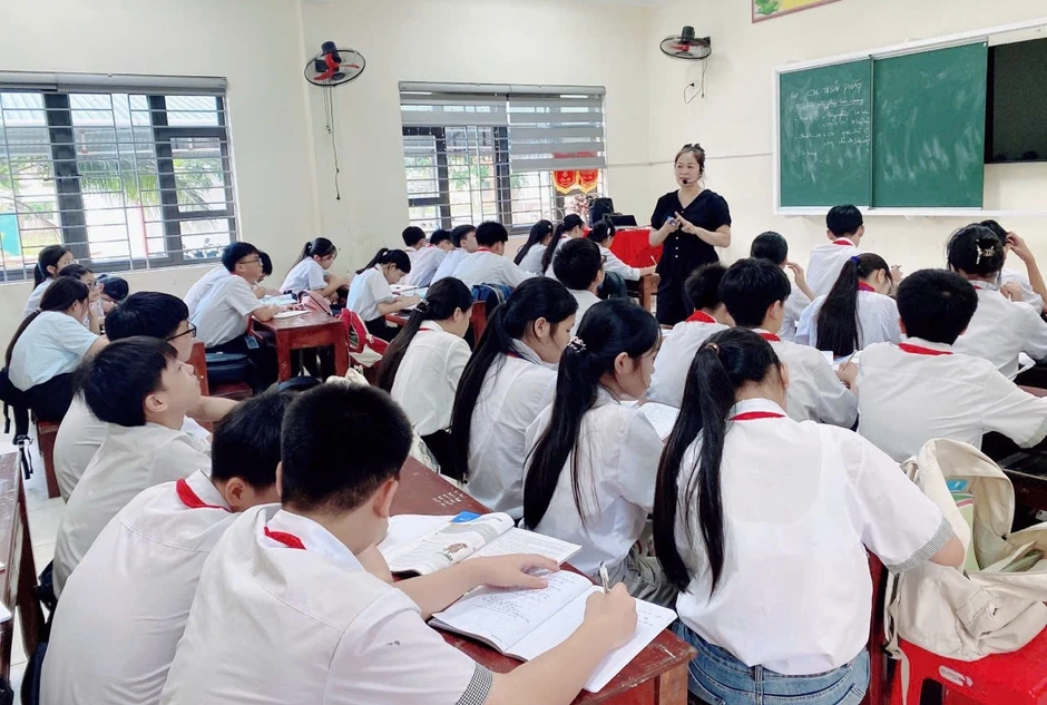 Huy động hàng trăm người đắp bờ bao, bơm hút nước lũ để học sinh trở lại trường Huy động hàng trăm người đắp bờ bao, bơm hút nước lũ để học sinh trở lại trường