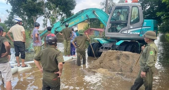 Huy động hàng trăm người đắp bờ bao, bơm hút nước lũ để học sinh trở lại trường