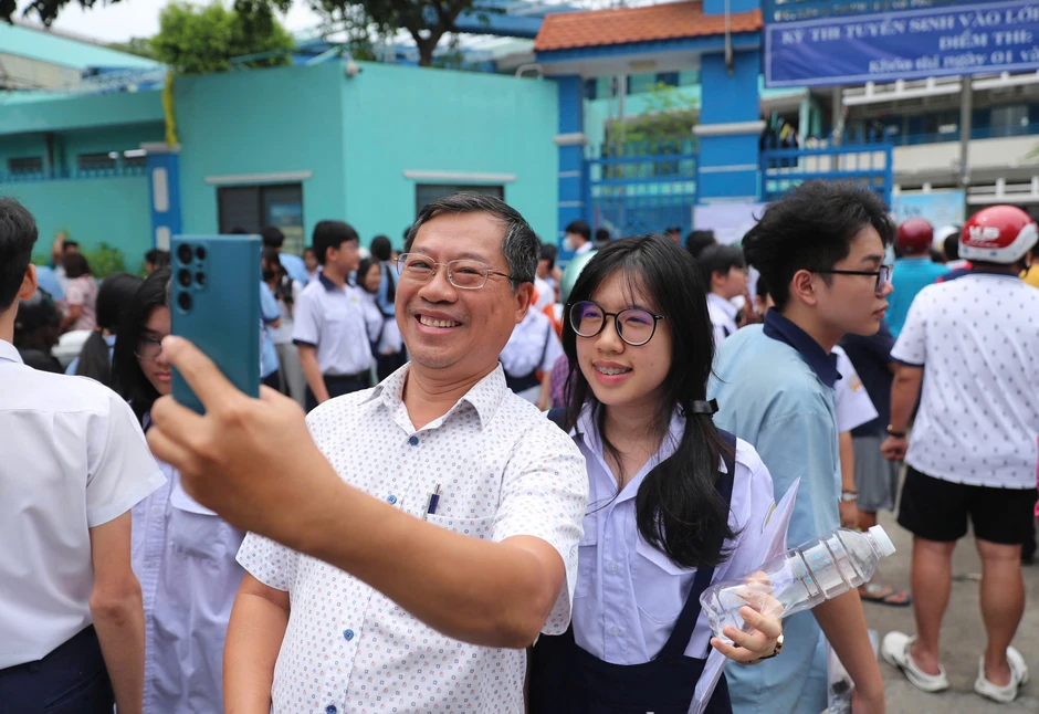 Kết thúc môn thi ngữ văn, nhiều thí sinh tự tin "bỏ túi" 8 điểm