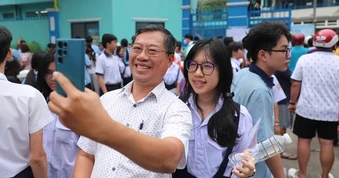 Kết thúc môn thi ngữ văn, nhiều thí sinh tự tin "bỏ túi" 8 điểm