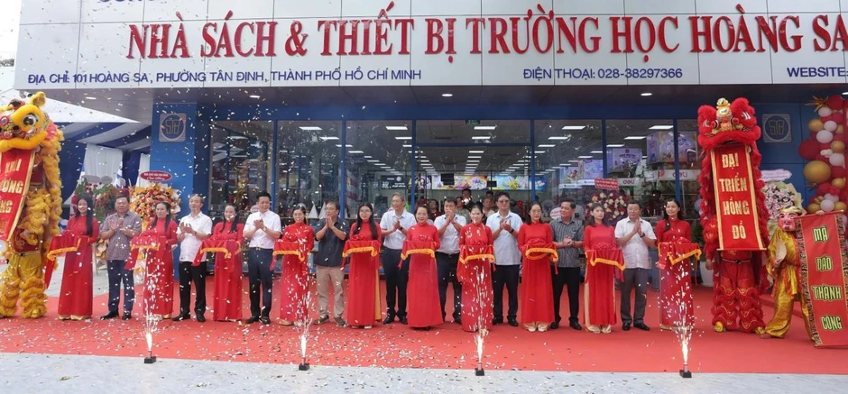 Khai trương Nhà sách Hoàng Sa tại TPHCM, sẵn sàng mùa tựu trường Khai trương Nhà sách Hoàng Sa tại TPHCM, sẵn sàng mùa tựu trường