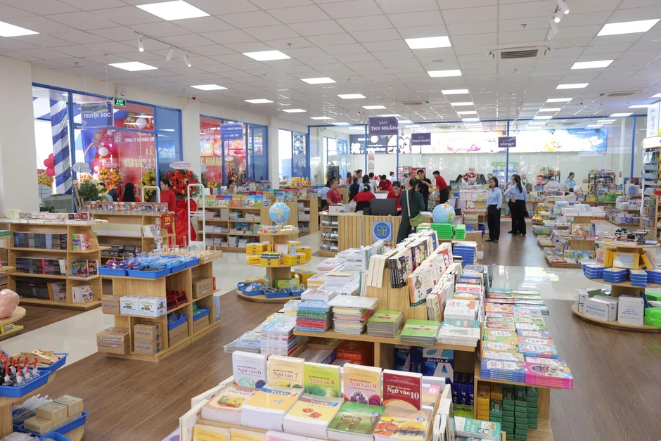 Khai trương Nhà sách Hoàng Sa tại TPHCM, sẵn sàng mùa tựu trường Khai trương Nhà sách Hoàng Sa tại TPHCM, sẵn sàng mùa tựu trường