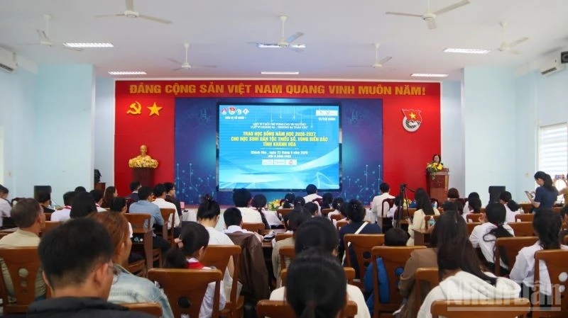 Khánh Hòa: Trao học bổng cho học sinh dân tộc thiểu số và vùng biển đảo Khánh Hòa: Trao học bổng cho học sinh dân tộc thiểu số và vùng biển đảo