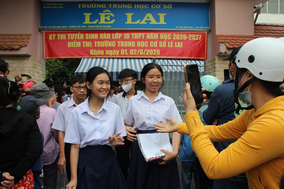 Khen đề văn lớp 10, thí sinh TP.HCM nói 'Sở GD-ĐT tặng quà 1.6 quá đã' Khen đề văn lớp 10, thí sinh TP.HCM nói 'Sở GD-ĐT tặng quà 1.6 quá đã'