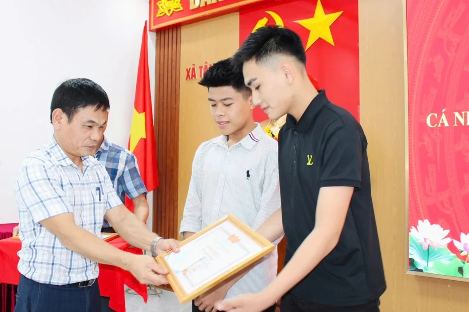 Khen thưởng 2 học sinh dũng cảm lao xuống sông cứu người Khen thưởng 2 học sinh dũng cảm lao xuống sông cứu người