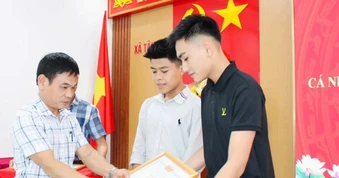 Khen thưởng 2 học sinh dũng cảm lao xuống sông cứu người