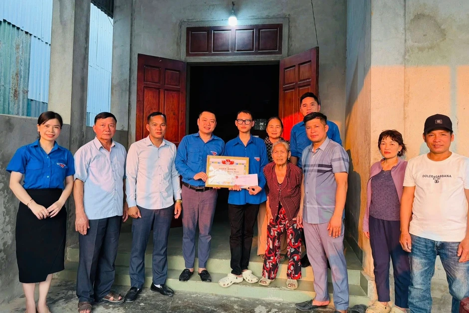 Khen thưởng nam sinh lớp 10 cứu 2 người giữa dòng nước xoáy Khen thưởng nam sinh lớp 10 cứu 2 người giữa dòng nước xoáy