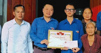 Khen thưởng nam sinh lớp 10 cứu 2 người giữa dòng nước xoáy
