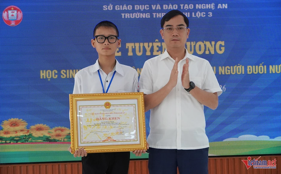 Khen thưởng nam sinh lớp 10 dũng cảm cứu 2 người đuối nước Khen thưởng nam sinh lớp 10 dũng cảm cứu 2 người đuối nước
