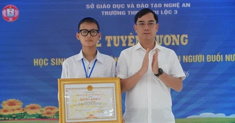 Khen thưởng nam sinh lớp 10 dũng cảm cứu 2 người đuối nước