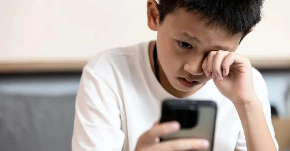 Khi trẻ bước vào tuổi dậy thì mà xuất hiện 4 biểu hiện này, cha mẹ nên lập tức thu điện thoại Khi trẻ bước vào tuổi dậy thì mà xuất hiện 4 biểu hiện này, cha mẹ nên lập tức thu điện thoại