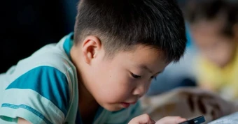 Khi trẻ bước vào tuổi dậy thì mà xuất hiện 4 biểu hiện này, cha mẹ nên lập tức thu điện thoại
