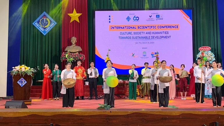 Khoa học xã hội và nhân văn hướng đến sự phát triển bền vững Khoa học xã hội và nhân văn hướng đến sự phát triển bền vững
