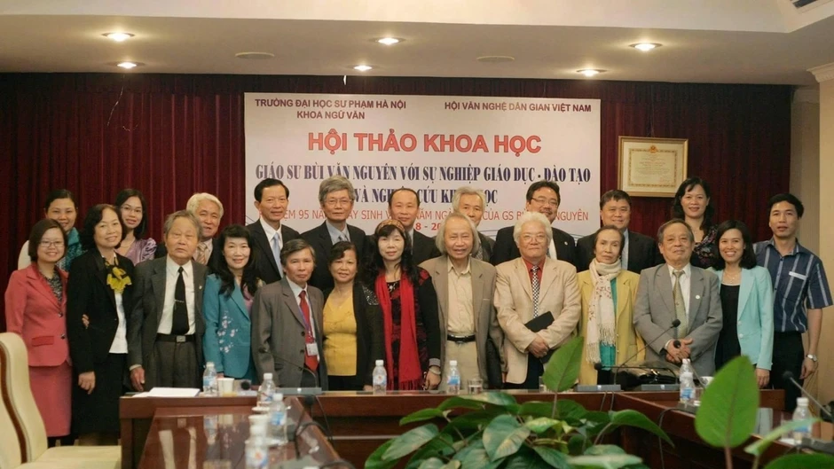 KHOA NGỮ VĂN - 75 NĂM TRÊN MỘT CON ĐƯỜNG LỚN KHOA NGỮ VĂN - 75 NĂM TRÊN MỘT CON ĐƯỜNG LỚN